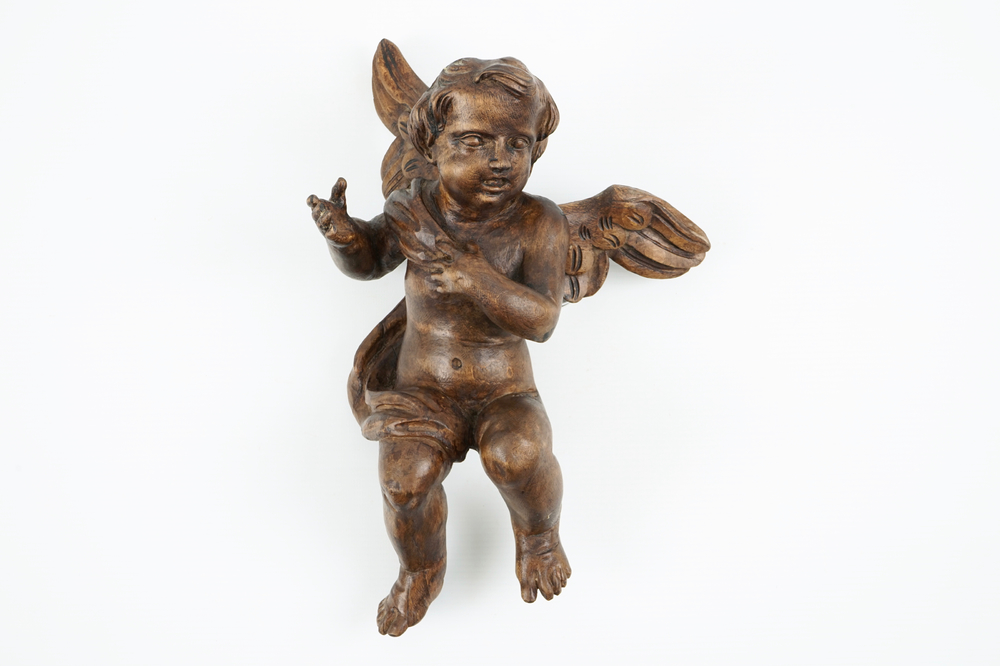 A patinated carved wood angel, 18/19th C.
