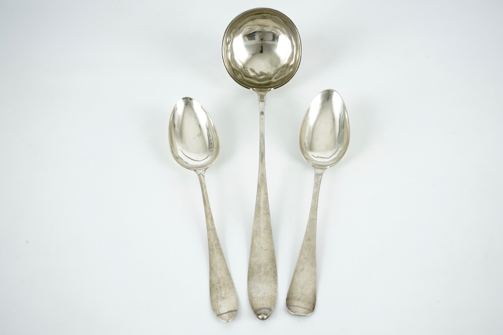 Een lot van twee zilveren ragoutlepels en een zilveren pollepel, 19e eeuw