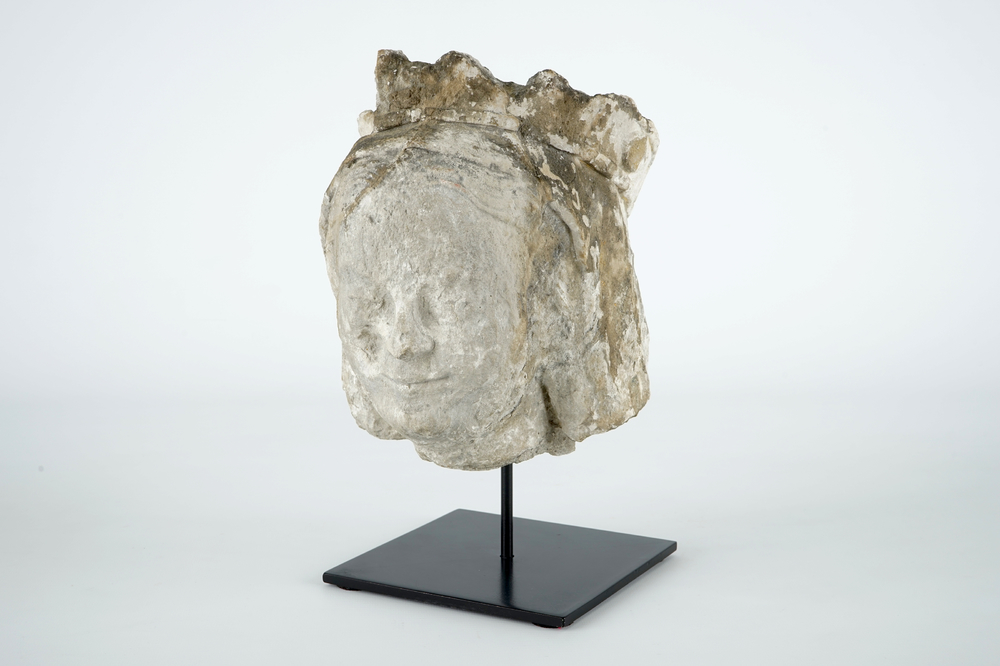 Een stenen hoofd van een vrouwelijke heilige, 14/15e eeuw