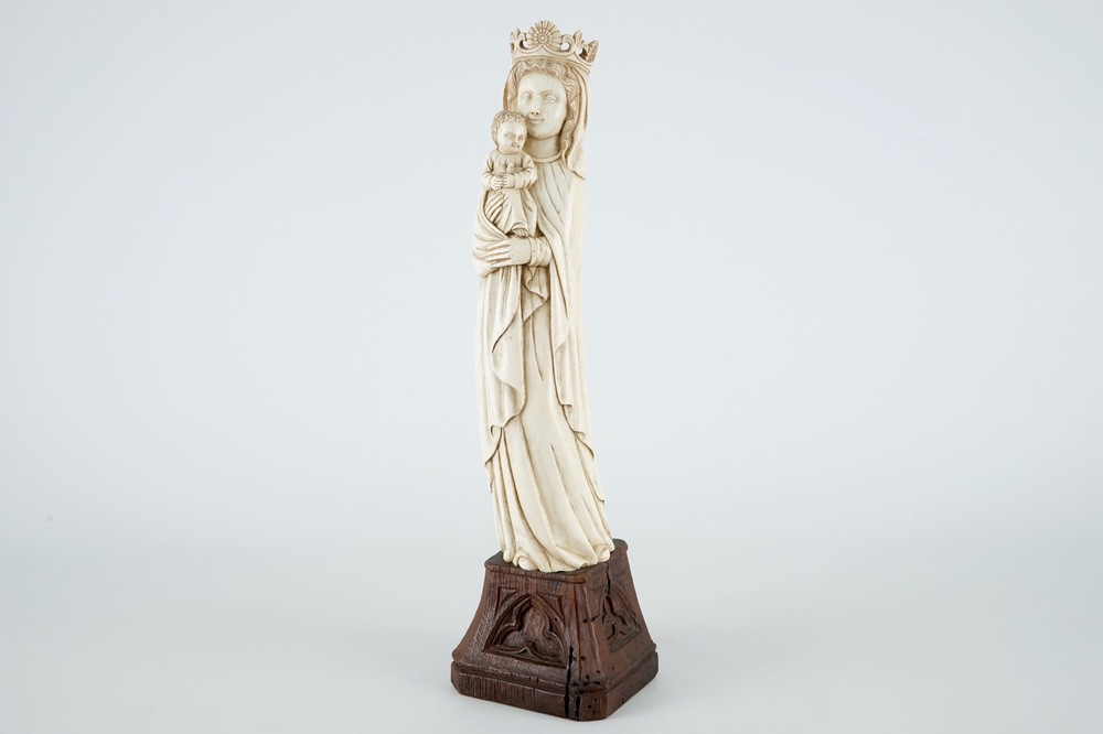 Une grande Vierge &agrave; l'Enfant en ivoire sculpt&eacute; neogothique, prob. Dieppe, 19&egrave;me