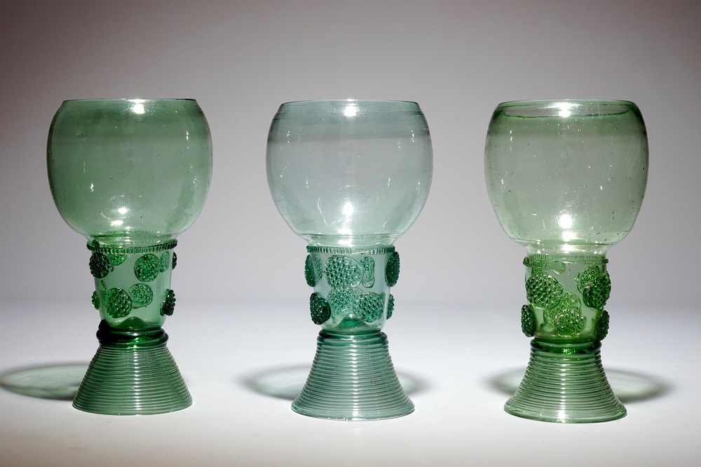 set drie groen-glazen roemers, wellicht Duits, 17e eeuw - Rob Michiels