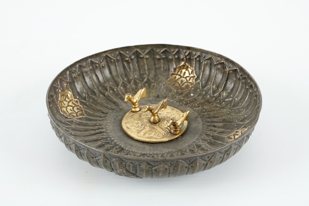 A flared gilt silver hamam bowl with 3 birds on a central medallion, 17/18th C.