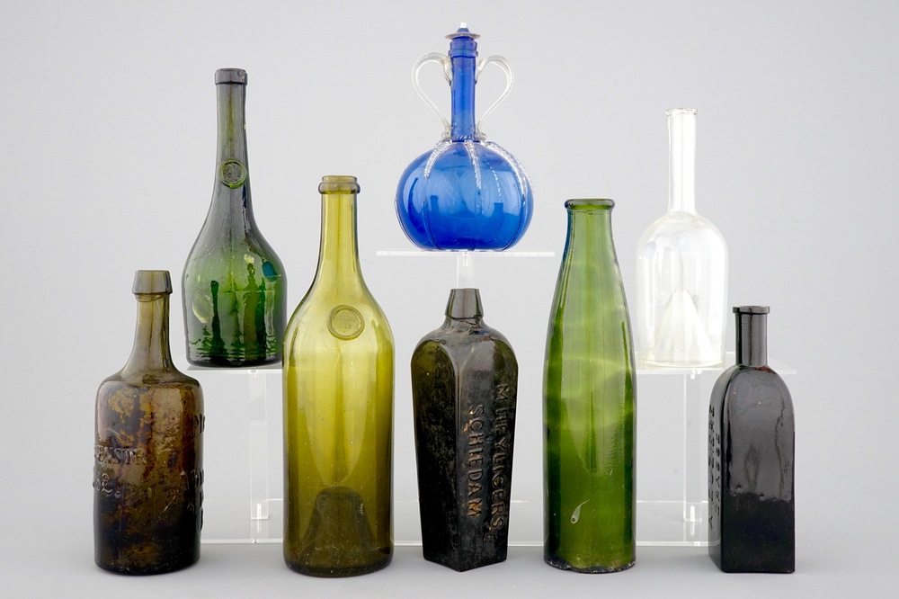 Een collectie van 8 glazen flessen, 18/20e eeuw