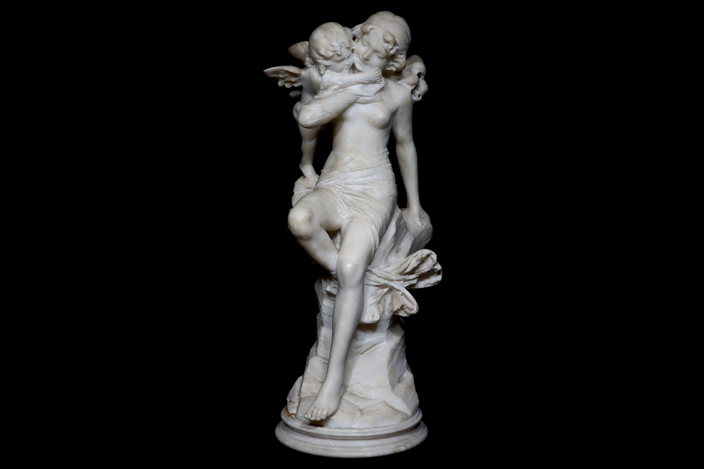 Guglielmo Pugi (1850-1915), Venus met Amor, sculptuur in witte Italiaanse marmer
