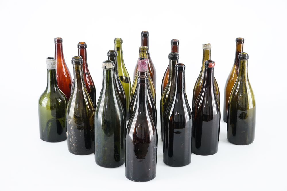 Een collectie van 18 groenglazen wijnflessen, 19e eeuw
