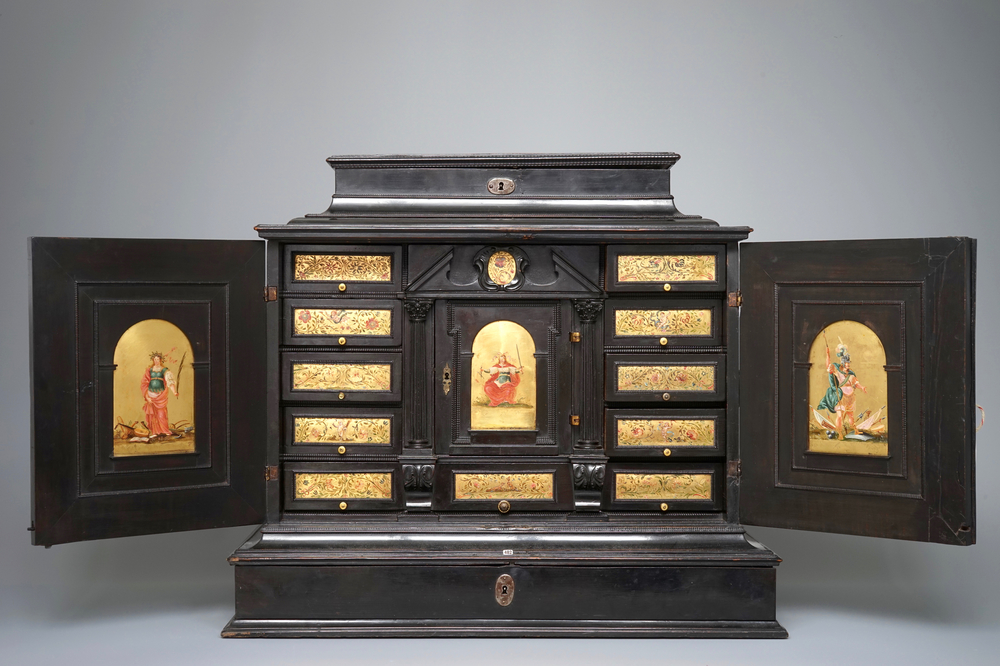Un cabinet flamand en &eacute;b&egrave;ne et d&eacute;cors peints, Anvers, 17&egrave;me