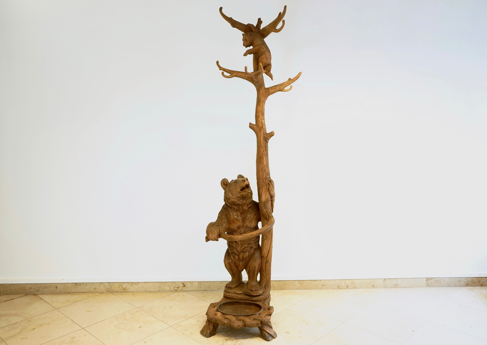 A carved wood coat and umbrella hall rack with two bears on a tree, Black Forest, 1st half 20th C.