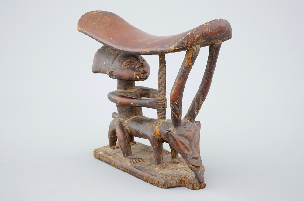 Un appuie-t&ecirc;te en bois sculpt&eacute; africain, 20&egrave;me