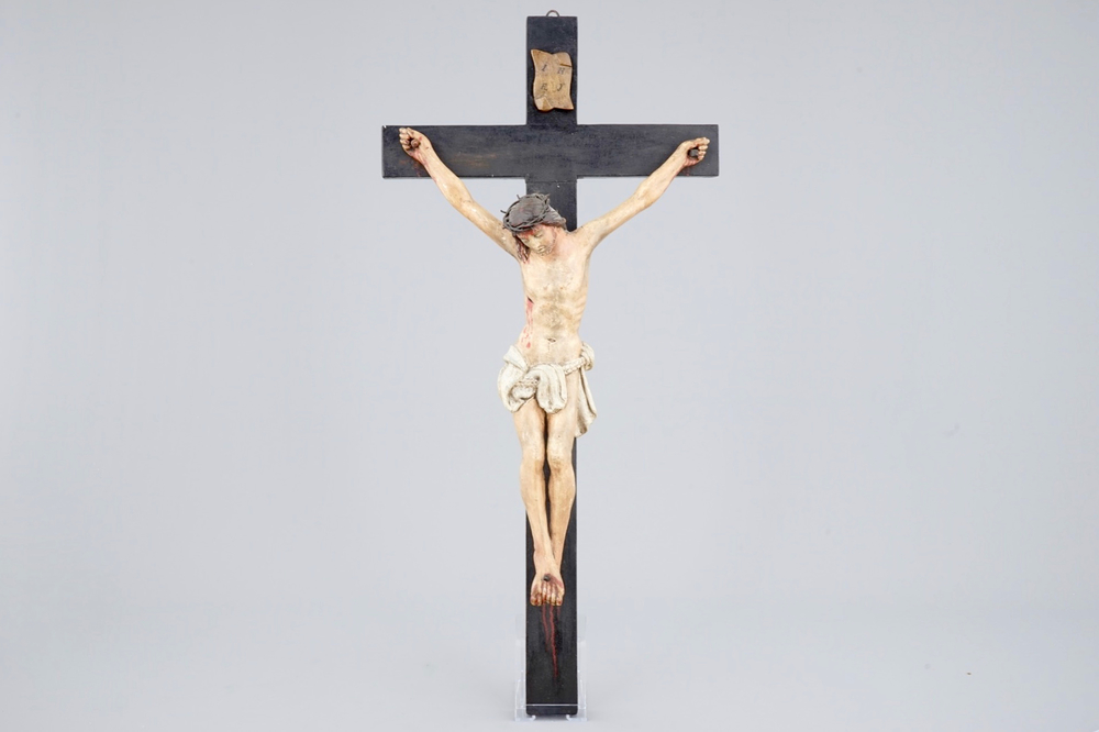 Un grand Christ polychrome en bois sculpt&eacute;, Europe du Sud, 18&egrave;me
