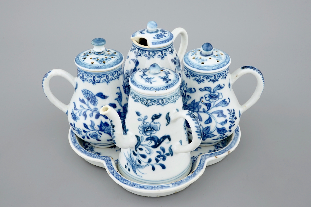 Een zeldzaam blauw-wit Chinees export porselein olie- en azijnstel op onderschotel, Qianlong, 18e eeuw