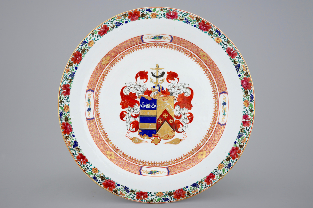 Un plat armoiri&eacute; de Mertins et Peck en porcelaine de Chine pour le march&eacute; anglais, Yongzheng, 1723-1735