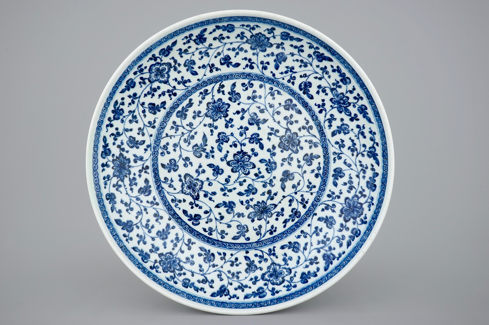 Un plat en porcelaine de Chine de style Ming en bleu et blanc &agrave; d&eacute;cor floral, Yongzheng/Qianlong