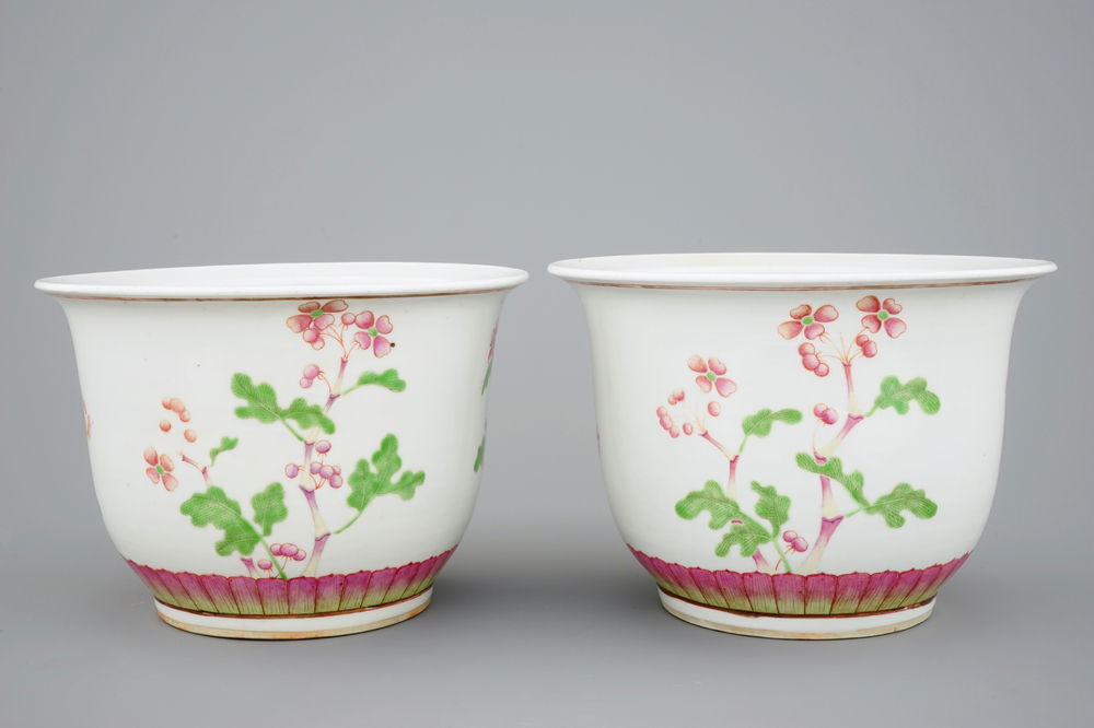 Une paire de jardini&egrave;res en porcelaine de Chine famille rose, 19&egrave;me