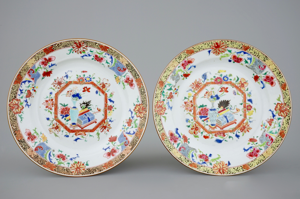 A pair of Chinese famille jaune plates, Yongzheng/Qianlong, 18th C.