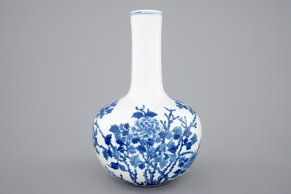 Een blauw-witte Chinese bolvaas met floraal decor, 20e eeuw