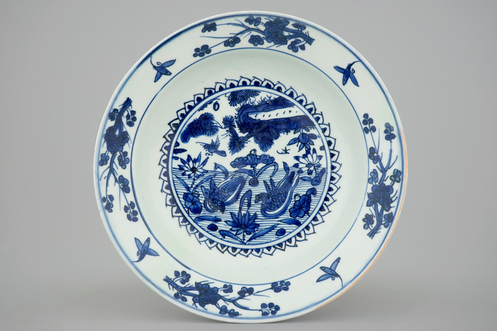 Un plat en porcelaine de Chine bleu et blanc &agrave; d&eacute;cor de canards mandarins, Dynastie Ming