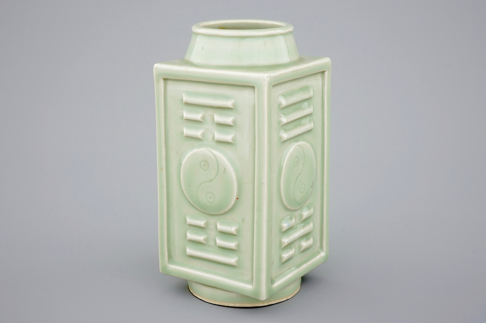 A Chinese celadon cong vase with Yongzheng six-character mark, 19/20th C.