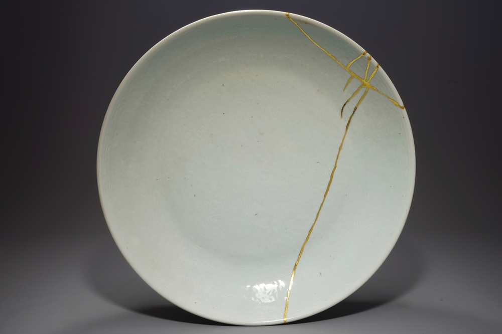 Un plat en porcelaine de Chine monochrome &agrave; d&eacute;cor sgraffito, Kangxi