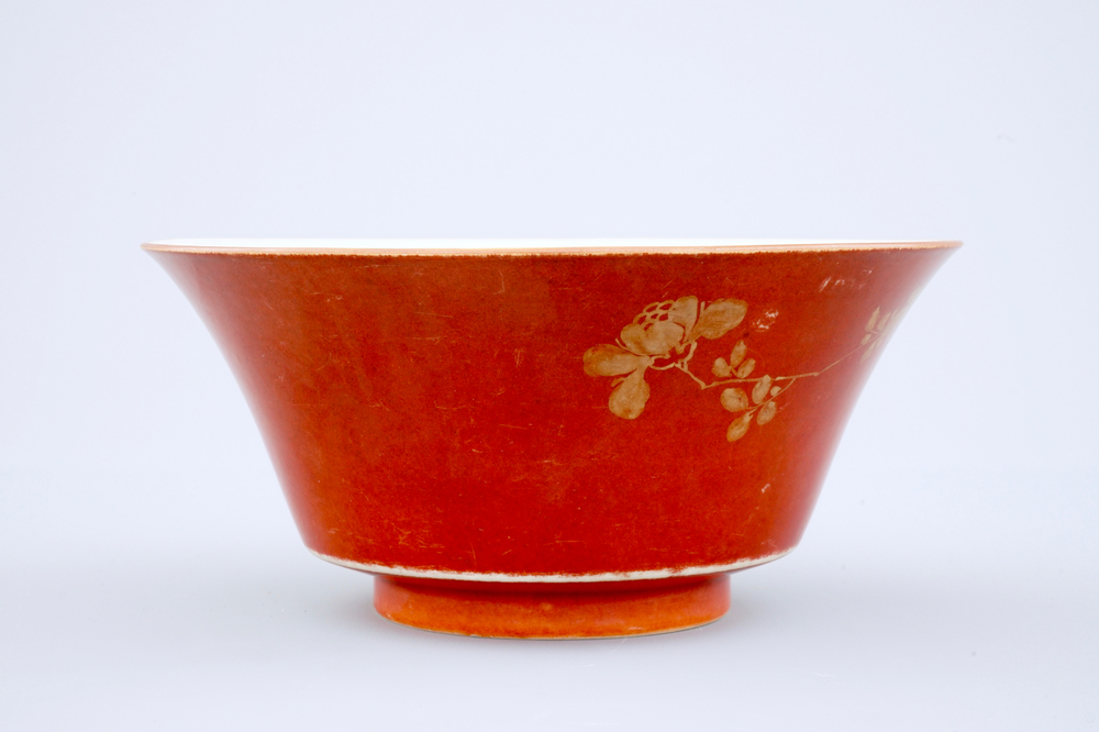 A Chinese coral red and gilt bowl, 18/19th C.