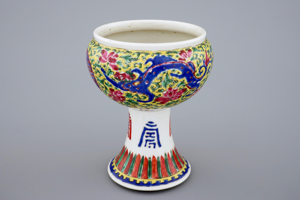 Een ongewone Chinese famille rose stem cup met draken, 19e eeuw