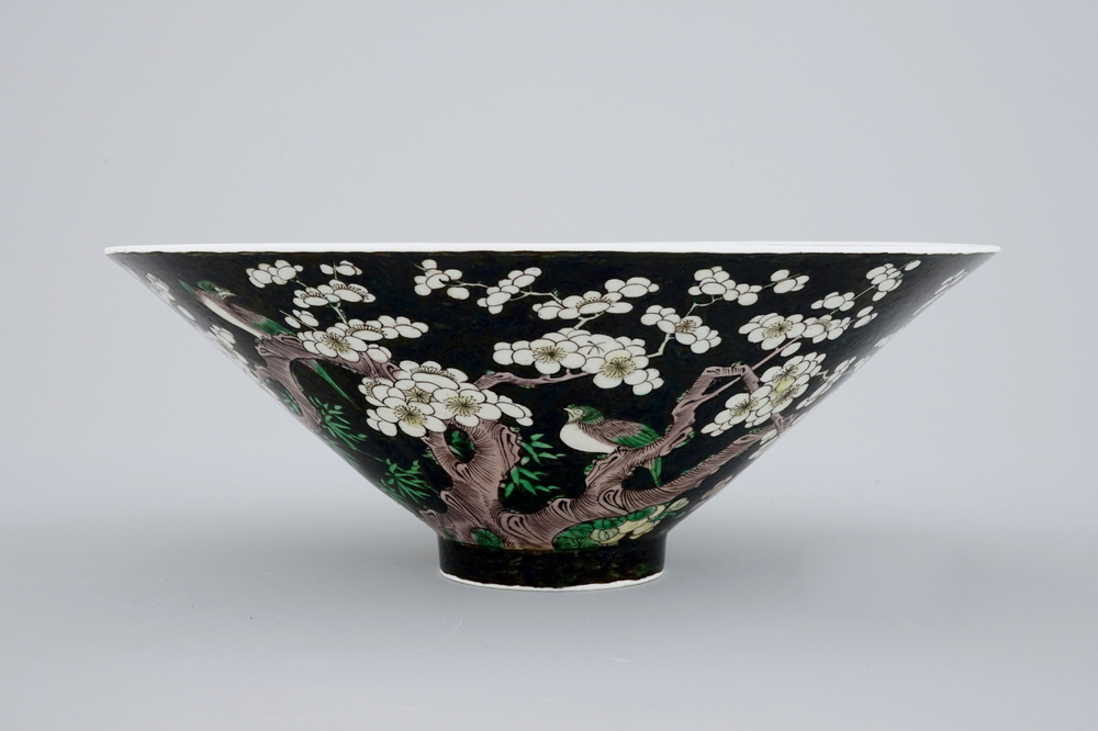 Un bol en porcelaine de Chine famille noire de forme conique, 19&egrave;me