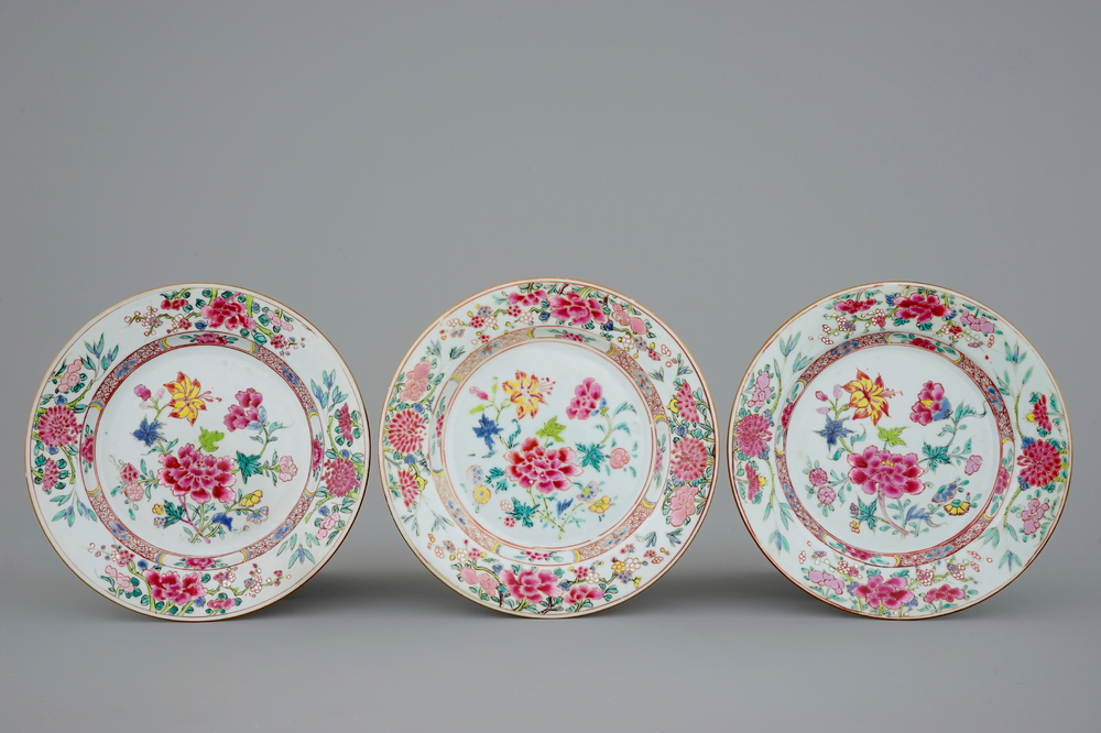 Een set van 3 Chinese famille rose borden met floraal decor, 18e eeuw