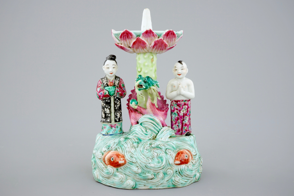Een Chinese figuratieve famille rose kaarsenhouder, 19e eeuw