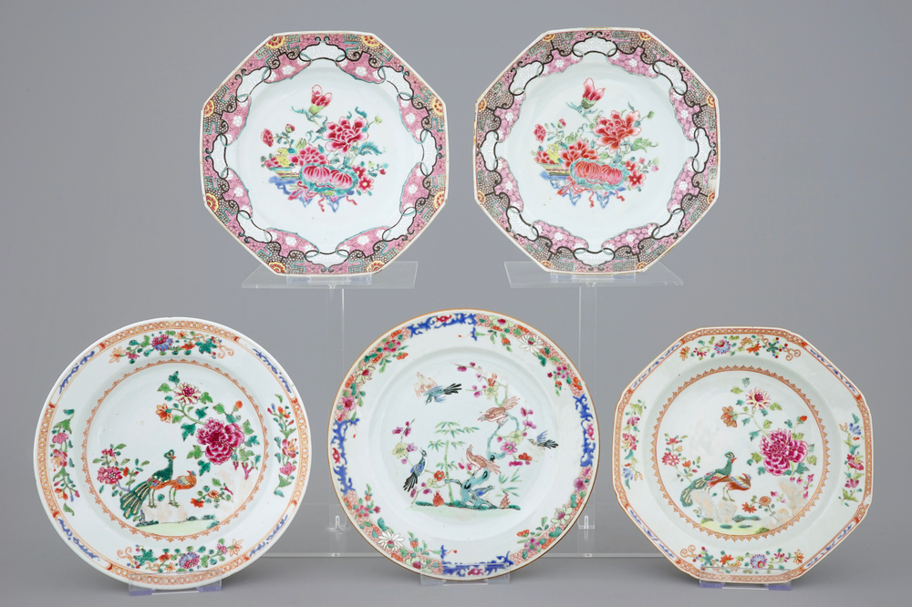 Een lot van 5 Chinese famille rose borden, 18e eeuw