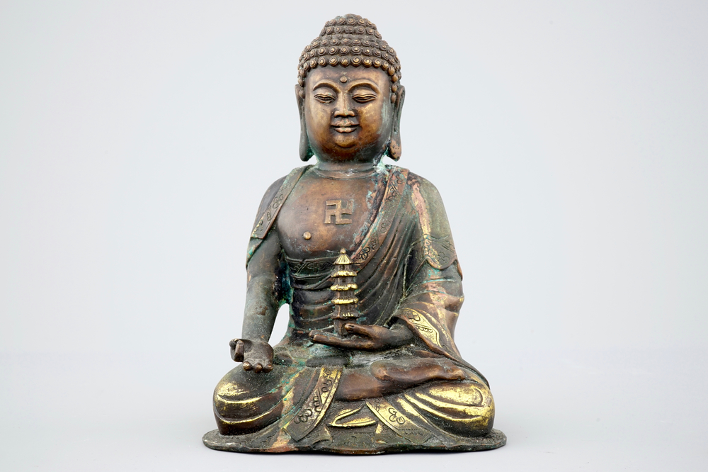 Un mod&egrave;le de Bouddha assis en bronze dor&eacute; sino-tibetain, 19&egrave;me