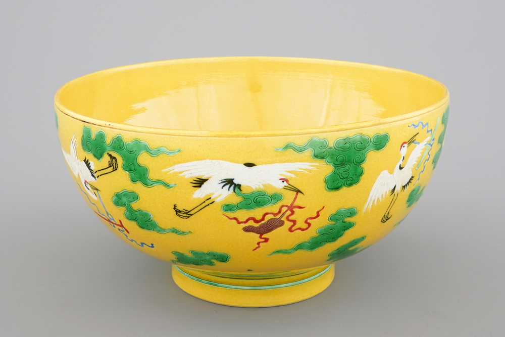 A large Chinese yellow ground bowl with cranes, 19/20th C.