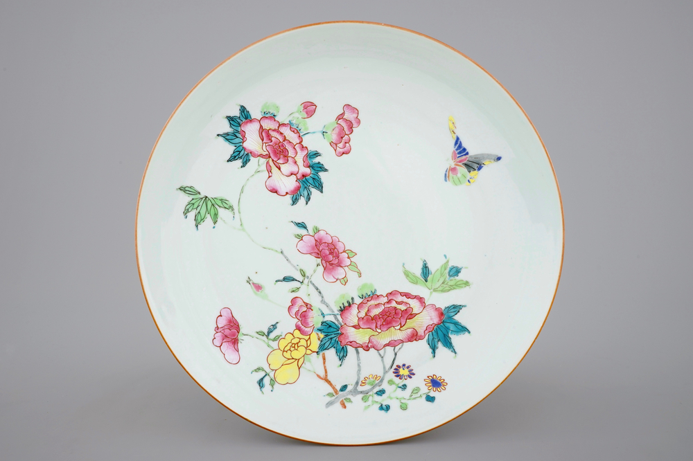 Un plat en porcelaine de Chine famille rose &agrave; d&eacute;cor de fleurs et papillons, Yongzheng, 1723-1735
