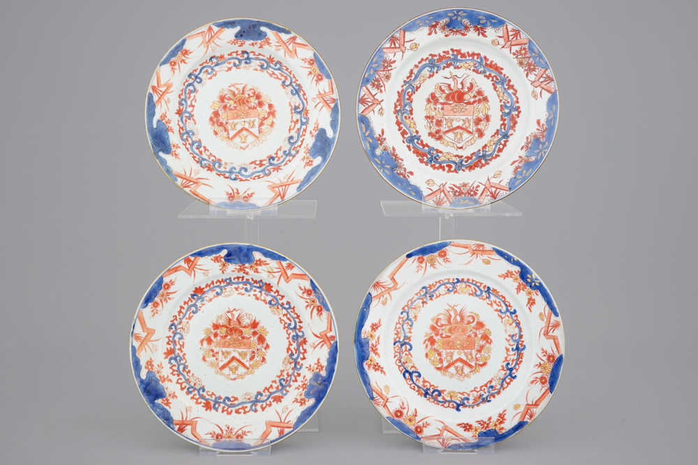 Un ensemble de 4 assiettes en porcelaine de Chine de style Imari aux armes de Van Gellicum, Kangxi