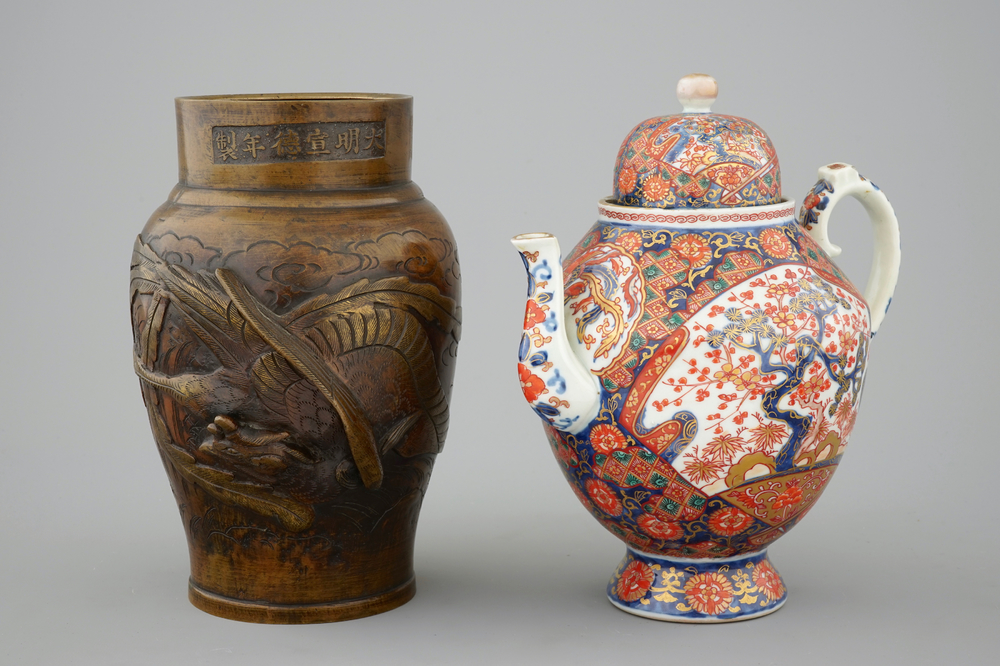 Une th&eacute;i&egrave;re Imari et un vase en bronze &agrave; d&eacute;cor en relief, Japon, Meiji, 19&egrave;me