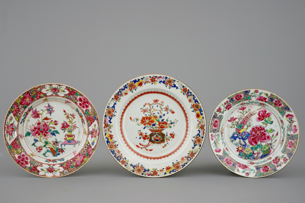 Een lot van drie Chinese famille rose borden, Yongzheng/Qianlong, 18e eeuw