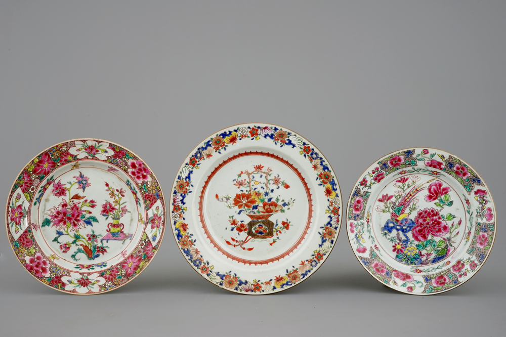 Un lot de 3 assiettes en porcelaine de Chine famille rose, Yongzheng/Qianlong, 18&egrave;me