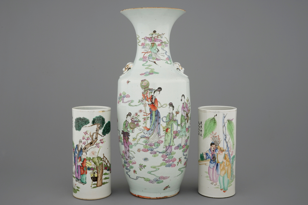 A tall Chinese famille rose vase and 2 hat stands, 19/20th C.