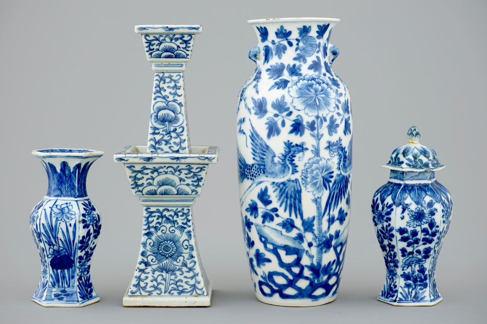Vier Chinese blauw-witte vazen, 18e 19e eeuw - Rob Michiels Auctions
