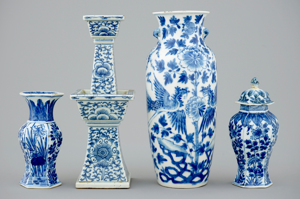 A lot of 4 various Chinese blue and white vases, 18/19th C.