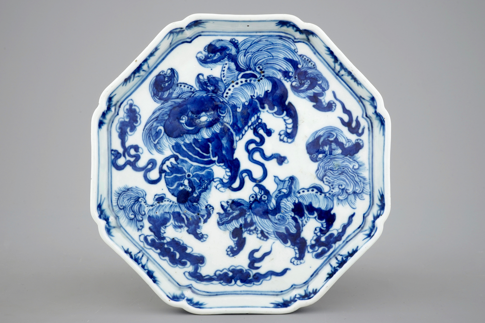 Un plateau octagonal en porcelaine de Chine &agrave; d&eacute;cor de chiens de fo, 19&egrave;me