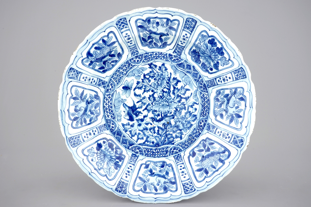 Un grand plat en porcelaine de Chine bleu et blanc de type Kraak, 17&egrave;me
