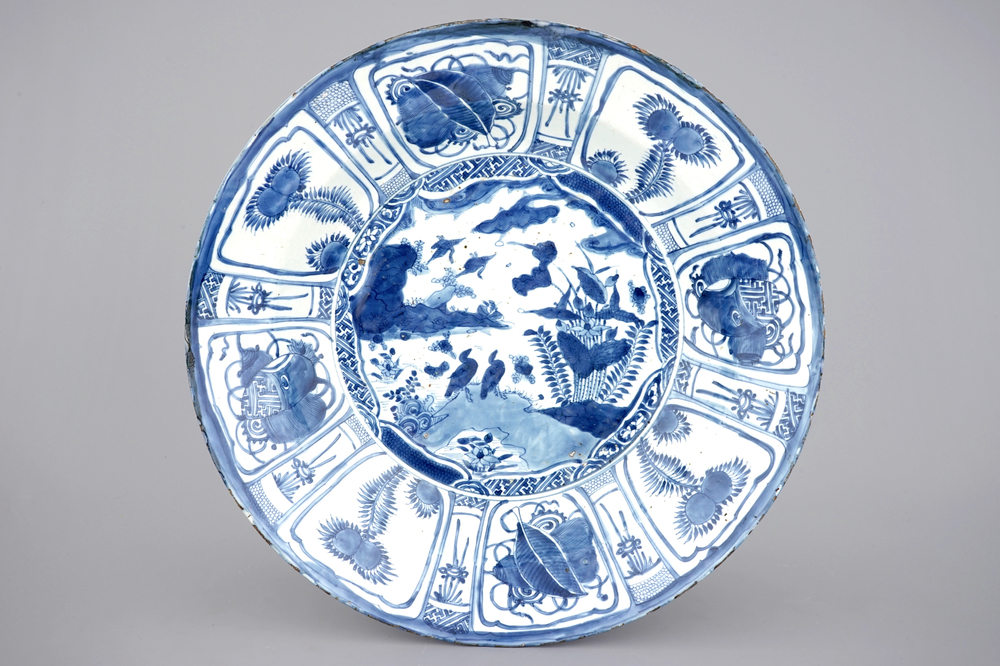 Un tr&egrave;s grand plat en porcelaine de Chine bleu et blanc de type Kraak, 17&egrave;me