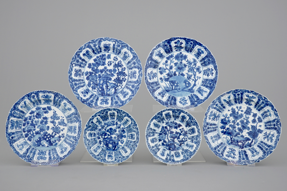 Een set van 6 blauw-witte Chinese borden met floraal decor, Kangxi, 18e eeuw