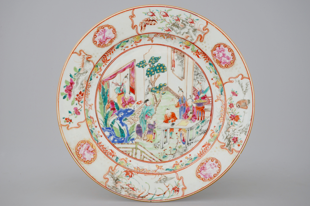 Een Chinese famille rose schotel met mandarijn decor, Qianlong, 18e eeuw