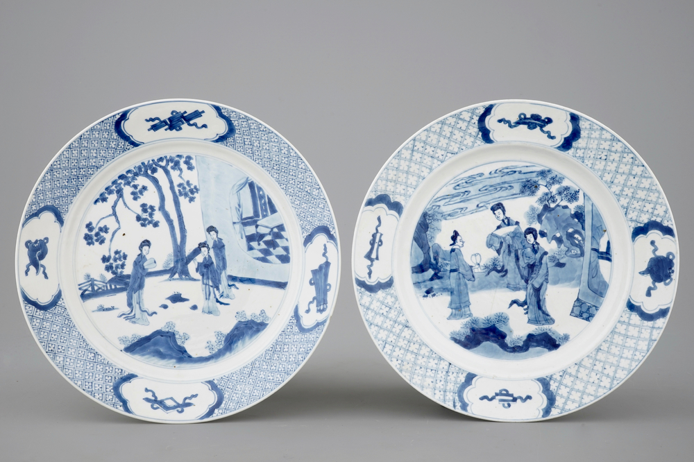 Twee Chinese blauw-witte borden met Chenghua merk, Kangxi