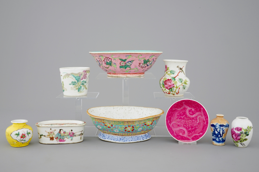Een collectie van 9 Chinese objecten, famille rose en Qianjiang cai, 19/20e eeuw