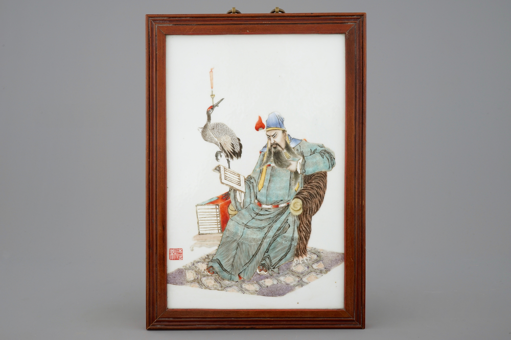 Une plaque en porcelaine de Chine &agrave; d&eacute;cor qianjiang cai de Guan Yu, 19/20&egrave;me