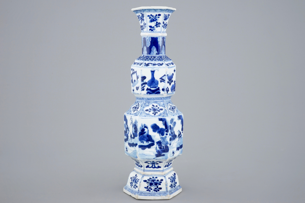 Een blauw-witte Chinese octagonale vaas, Kangxi