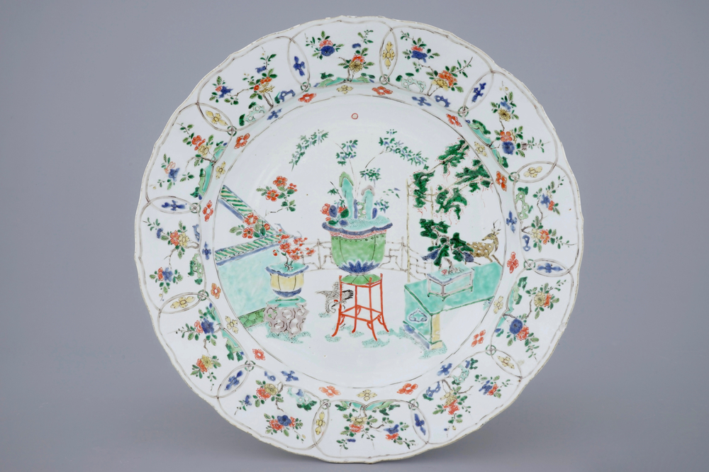 Un grand plat en porcelaine de Chine famille verte &agrave; d&eacute;cor d'un jardin fleuri, Kangxi