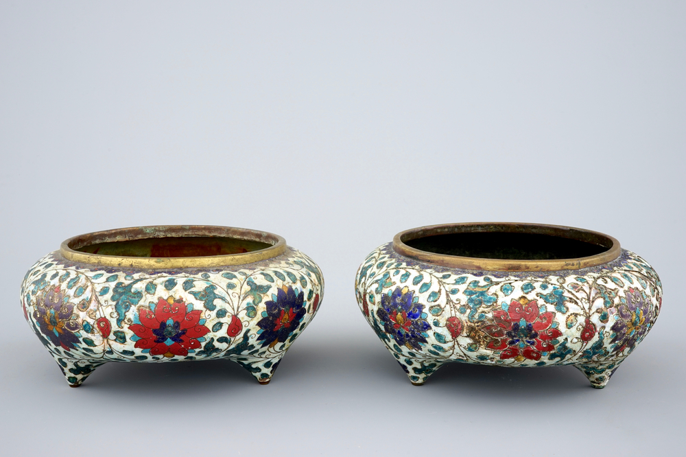 Une paire de br&ucirc;le-parfums en bronze dor&eacute; et cloisonn&eacute;, Chine, fin de la dynastie Ming
