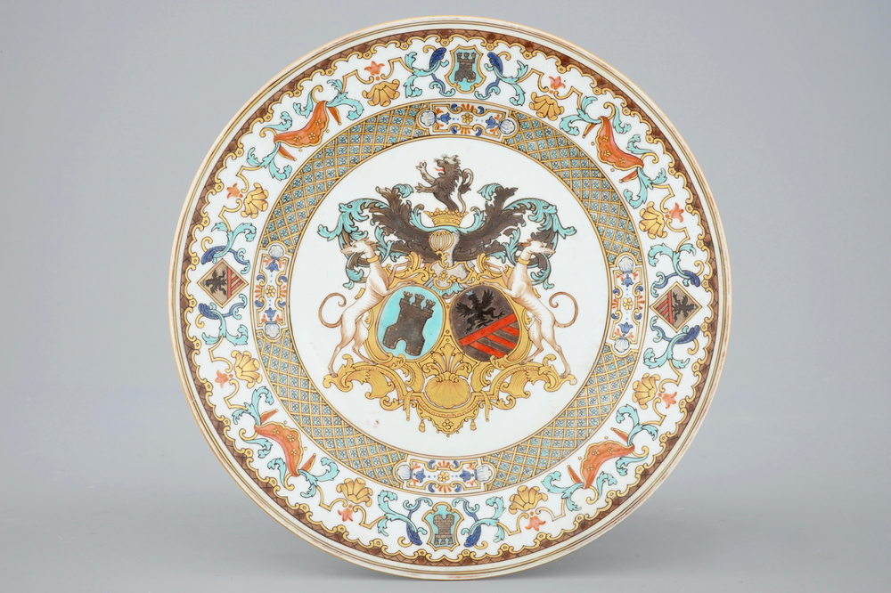 Une assiette armoiri&eacute;e de Bistrate et Poli en porcelaine de Chine pour le march&eacute; belge, Qianlong, vers 1736